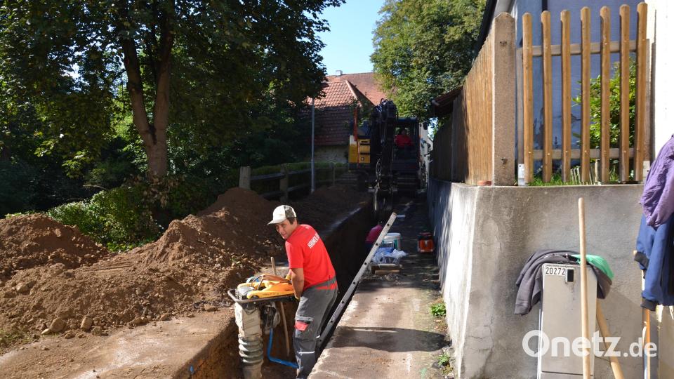 Derzeit läuft der letzte Bauabschnitt zur Erneuerung der Moosbacher Wasserversorgung. Sehr eng geht es bei den Arbeiten im Schlosshof Burgtreswitz zu. Bild: gi