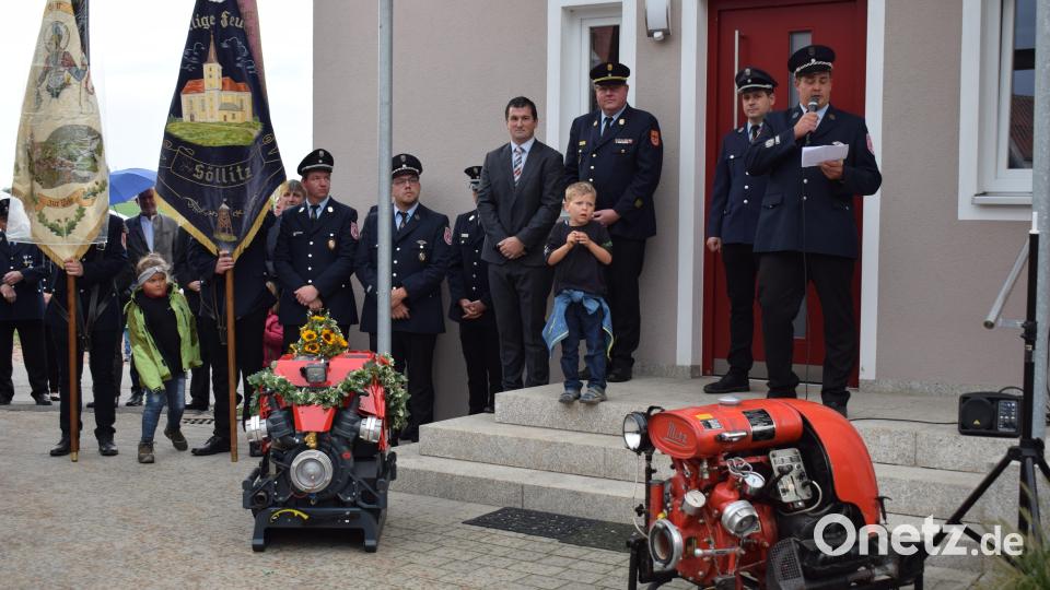 Bürgermeister Martin Schwandner (Vierter von rechts) und KBI Helmut Schatz (Dritter von rechts) übergaben die neue Tragkraftspritze an Kommandant Stefan Hösl und Vorstand Michael Kalb. Bild: bnr