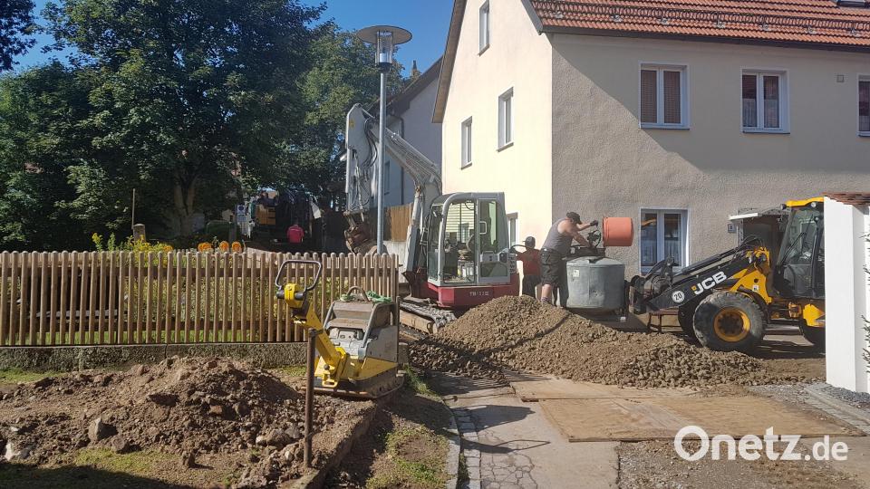 Derzeit läuft der letzte Bauabschnitt zur Erneuerung der Moosbacher Wasserversorgung. Sehr eng geht es bei den Arbeiten im Schlosshof Burgtreswitz zu. Bild: gi