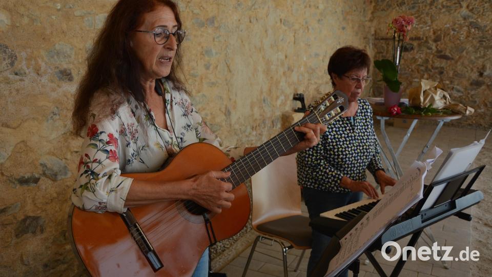 Kreisheimatpflegerin Monika Kunz (links) und Margot Sölch nahmen die Gäste auf eine musikalische Reise mit. Bild: jr