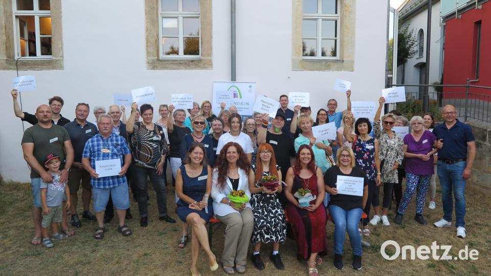 „Was wäre unser Mittendrin ohne die vielen ehrenamtlichen Helferinnen und Helfer?“, fragte Leiterin Jessika Wöhrl-Neuber (sitzend, Zweite von rechts) beim Dankeschön-Fest. Sie werden auch beim Jubiläumsnachmittag am Sonntag mit dabei sein. Archivbild: jzk
