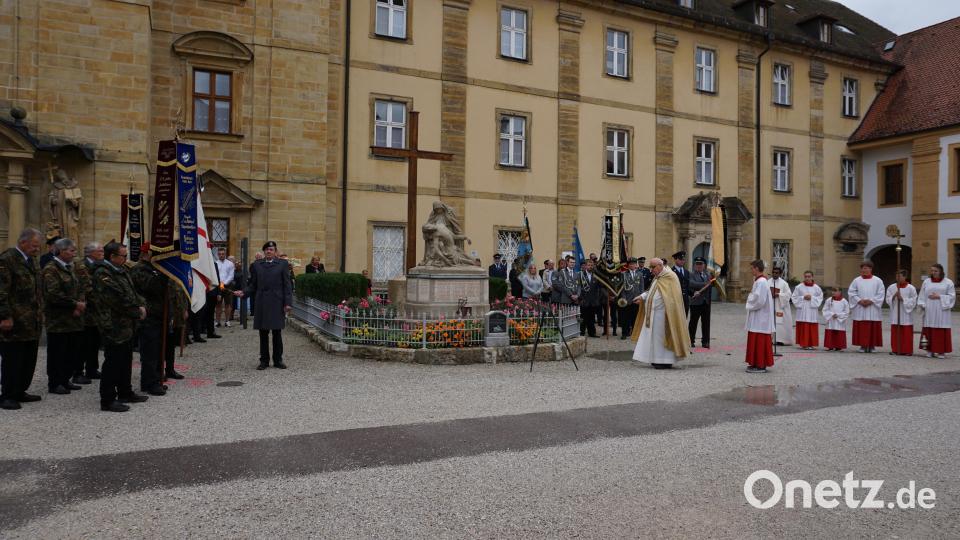 P. Ulrich Schrapp segnet das restaurierte Kriegerdenkmal in Ensdorf Bild: tra