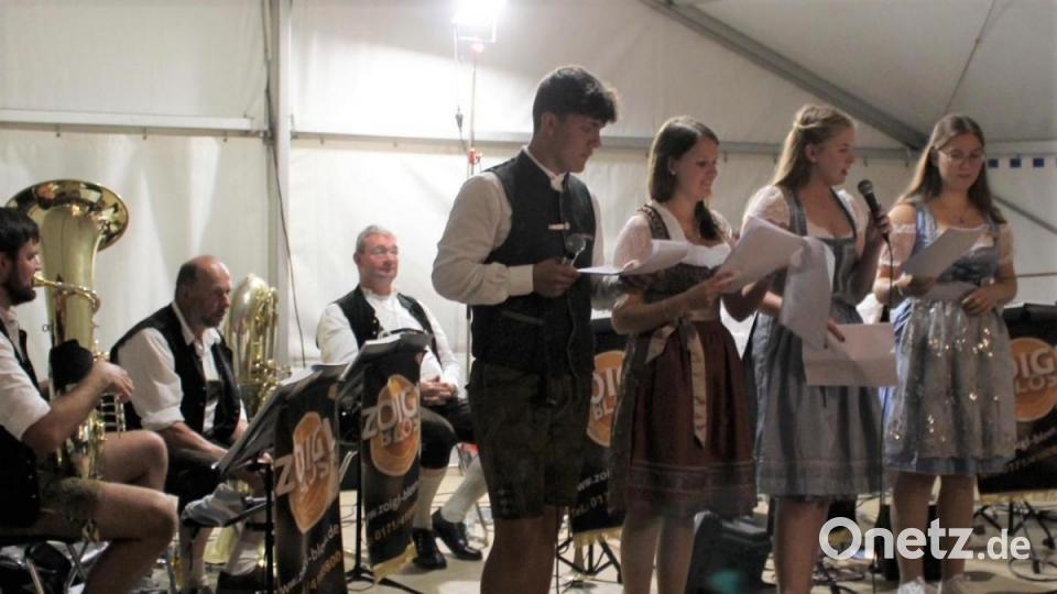 Auch das "Derblecken" gehört zu den Traditionen der Speinsharter Kirchweih. Als Gstanzlsänger traten Christian Rodler, Helena Diepold,m Hannah Meyer und Franziska Kausler (von links) auf. Bild: do