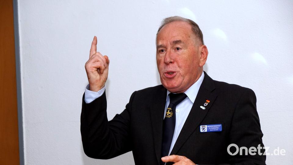 Bezirkspräsident Horst Embacher sagte warnend als Ehrengast mit Fingerzeig, Frieden sei nicht im Supermarkt zu kaufen. Bild: bkr