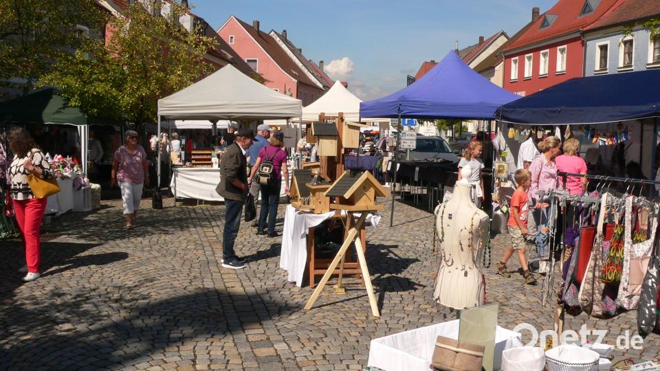 Die Besucher bestaunen handgemachte Waren auf dem Schutzengelmarkt in Luhe Bild: mh