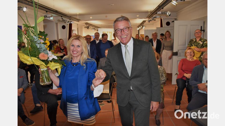 KVT-Vorsitzende Petra Schicker und Bürgermeister Franz Stahl eröffneten mit viel Freude nach dem offiziellen Teil gemeinsam die diesjährige Jahresausstellung der Künstler aus der Kreisstadt und darüber hinaus. Bild: ubb