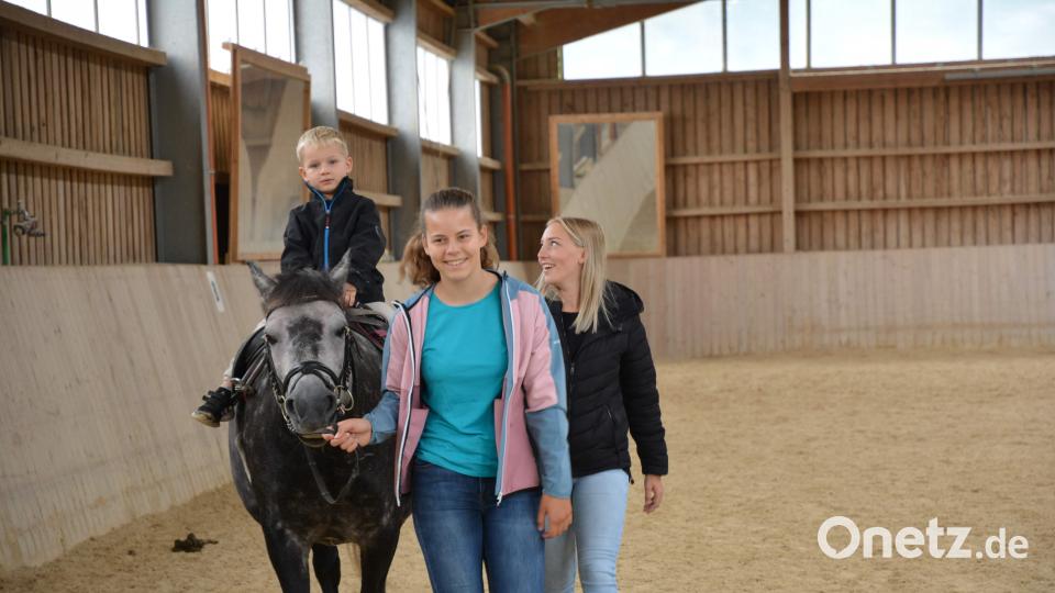 Ponyreiten war in der Halle des Pferdesportvereins möglich – Fotoshooting inklusive. Bild: Michael Welnhofer/exb