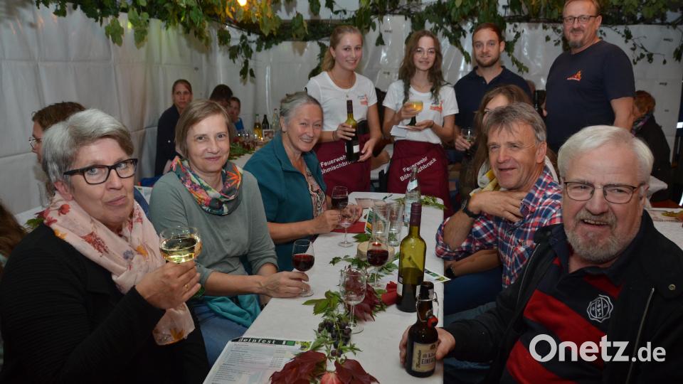 Den Gästen gefällt das &quot;Beinfest&quot; im Gerätehaus der Feuerwehr Böhmischbruck, das die Festdamen zur Weinlaube umfunktioniert haben. Die Vorsitzenden Reinhard Wiesent und Richard Seegerer (von rechts) sind voll des Lobes über die 15 Frauen, die auch gekonnt die Bewirtung übernommen haben. Bild: dob