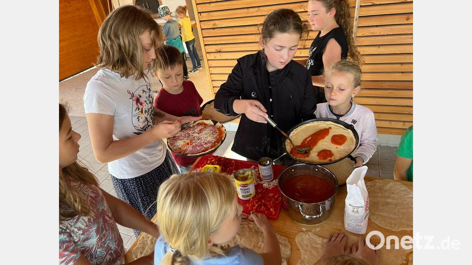 Beim Belegen konnte jedes Kind seine eigene Pizzakreation entwerfen. Bild: vsr