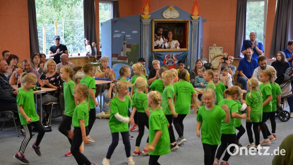 Die Gruppe von Grün-Weiß Oberviechtach zeigte ihr Tanzprogramm. Bild: Michael Welnhofer/exb