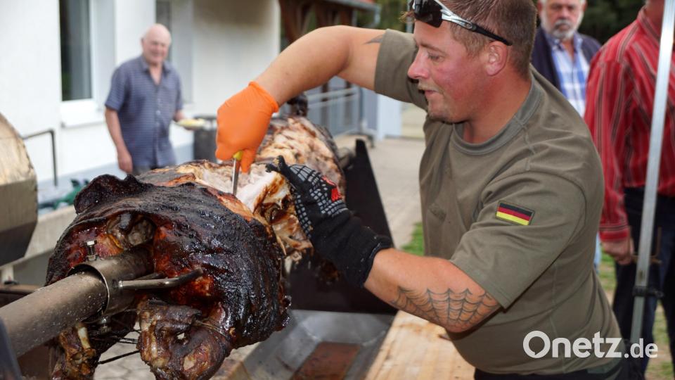 Zum Gründungsfest grillte Florian Hösl ein Spanferkel für das Abendessen. Bild: bkr