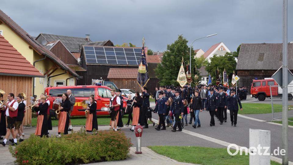 Nach der Weihe der neuen Pumpe für die Feuerwehr Söllitz zogen die Gastvereine zum Gerätehaus. Bild: bnr