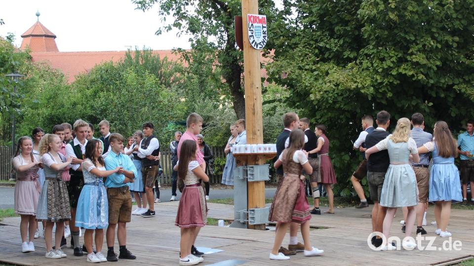 Auch das Austanzen des Kirwabaumes will gelernt sein. Die Moidla und Boum der Landjugend beherrschen die Tanzschritte perfekt. Bild: do