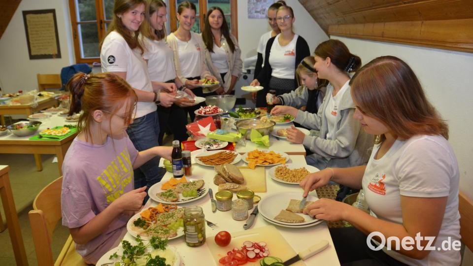 Die Festdamen haben alles im Griff beim &quot;Beinfest&quot; der Feuerwehr in Böhmischbruck. Im Akkord lieferten sie die Essensangebote einen Stock tiefer ins Gerätehaus. Bild: dob