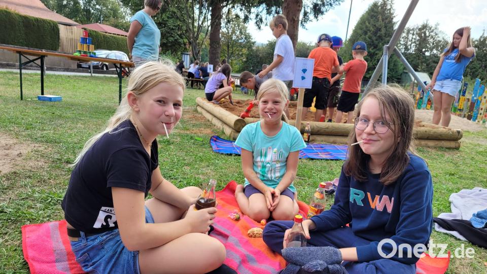 Entspanntes Picknick in der Mädelsrunde. Bild: Gaby Buchbinder/exb