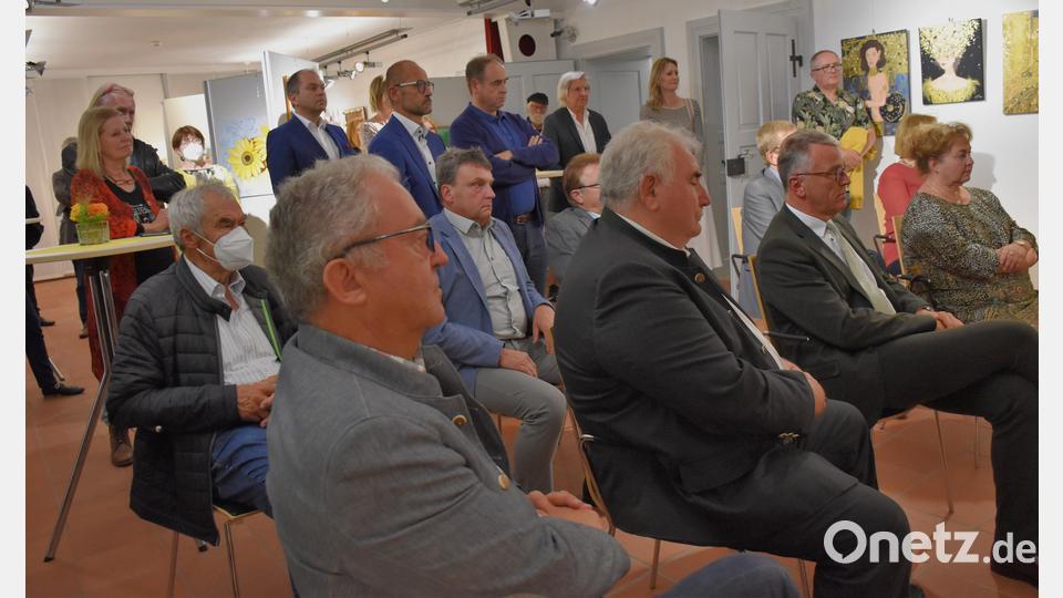 Von der Qualität der Kunstszene in der Kreisstadt überzeugten sich bei der Vernissage unter anderem die drei Bürgermeister Franz Stahl, Peter Gold und Norbert Schuller, Bezirksrat Toni Dutz, stellvertretender Landrat Alfred Scheidler und mehrere Stadträte. Bild: ubb