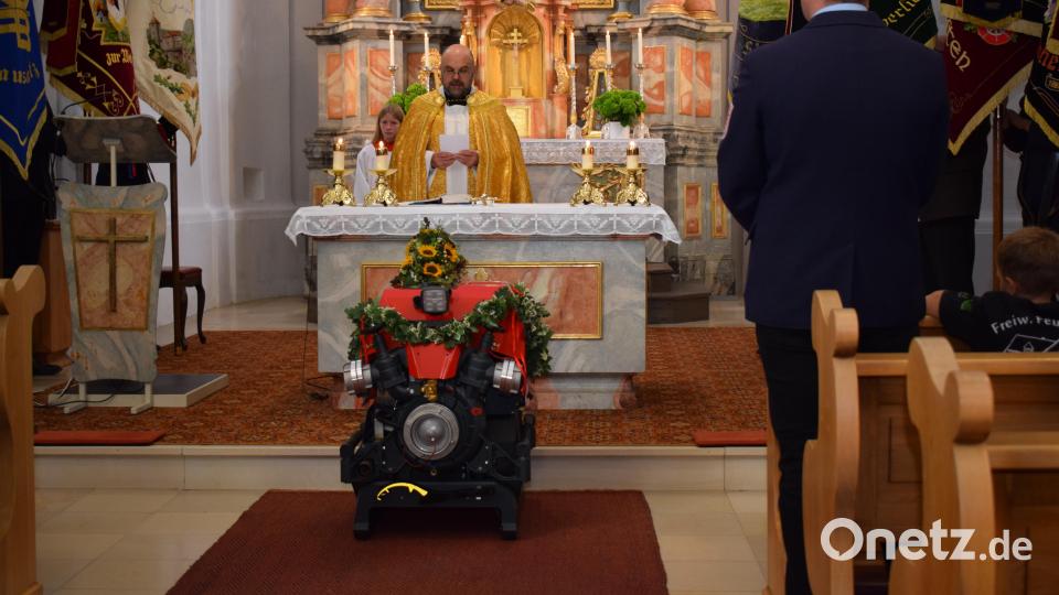 Pfarrer Hans Spitzhirn erteilte der neuen Tragkraftspritze der Feuerwehr Söllitz den kirchlichen Segen. Bild: bnr