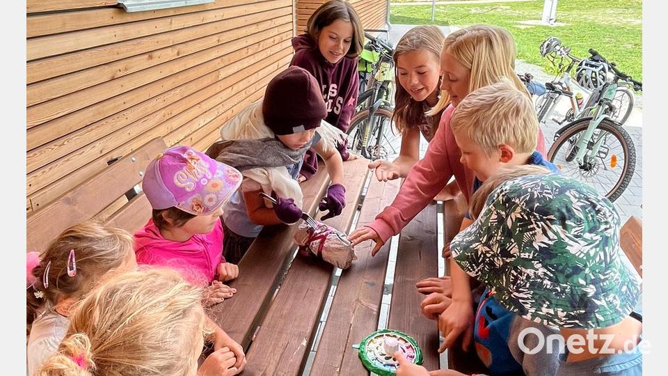 Mit verschiedenen Spielen überbrückten die Ferienkinder die Wartezeit bis der Pizzateig das nötige Volumen erreicht hatte. Bild: vsr