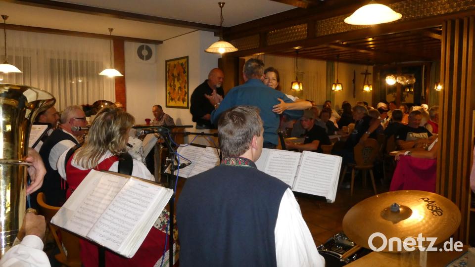 Beim Särve spielte im vollen Wirtshaus die chodische Blaskapelle Sedmihorkawa auf. Bild: eib