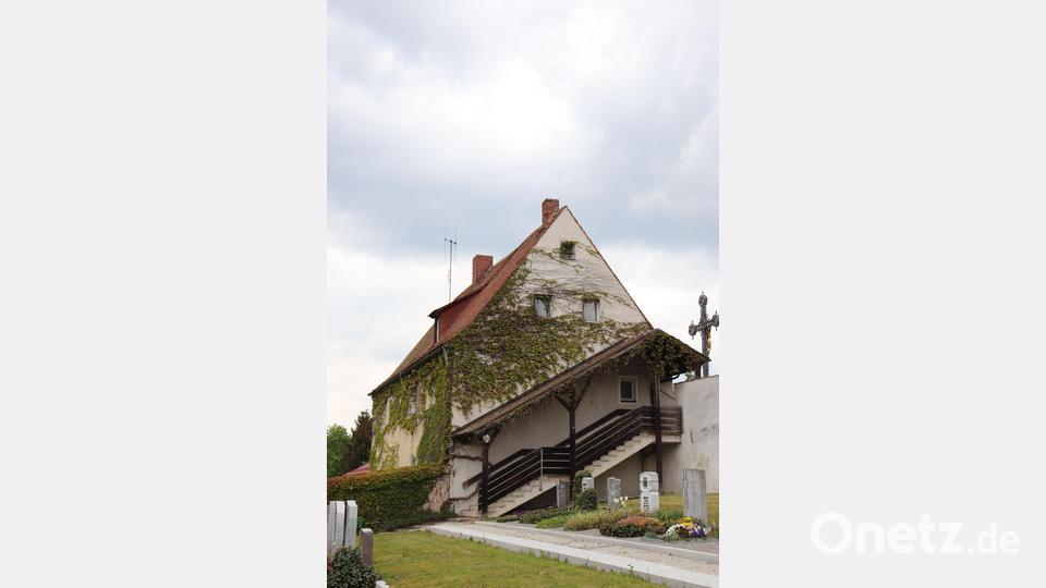 Vom neuen Friedhof aus blickt man auf die Rückseite des historischen Kooperatorhauses, das zwingend hergerichtet werden muss. Bild: flt