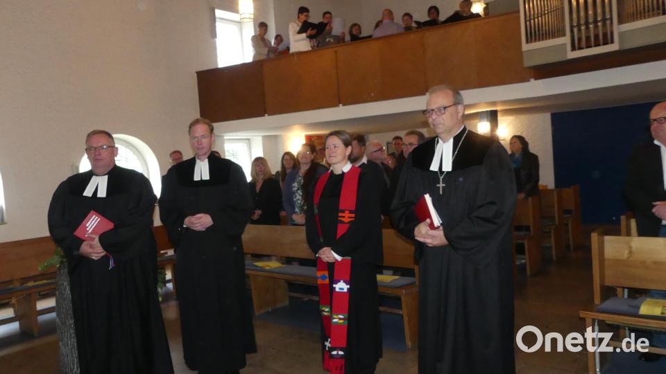 Die Pfarrer Thomas Berthold (Grafenwöhr) und Matthias Weih (Kaltenbrunn) v. li. und Dekan Thomas Guba begleiteten Pfarrerin Anne Utz beim Einzug in die Kirche. Bild: rn