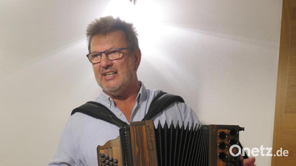 Beim Harmonikaspielen ist Erwin Hornauer ganz in seinem Element. Bild: jzk