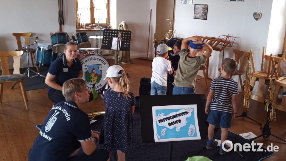 Bei der Station „Instrumentenbauer“ ordneten die Kinder Einzelteile den jeweiligen Instrumenten zu. Bild: Doris Drexler/exb