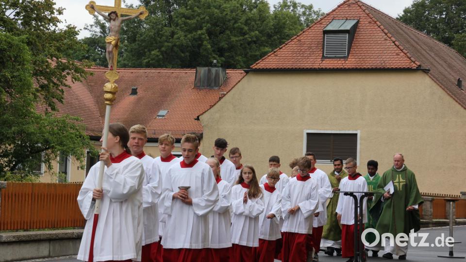 Einzug der Ministranten mit den Priestern in die Pfarrkirche St. Michael. Bild: kro