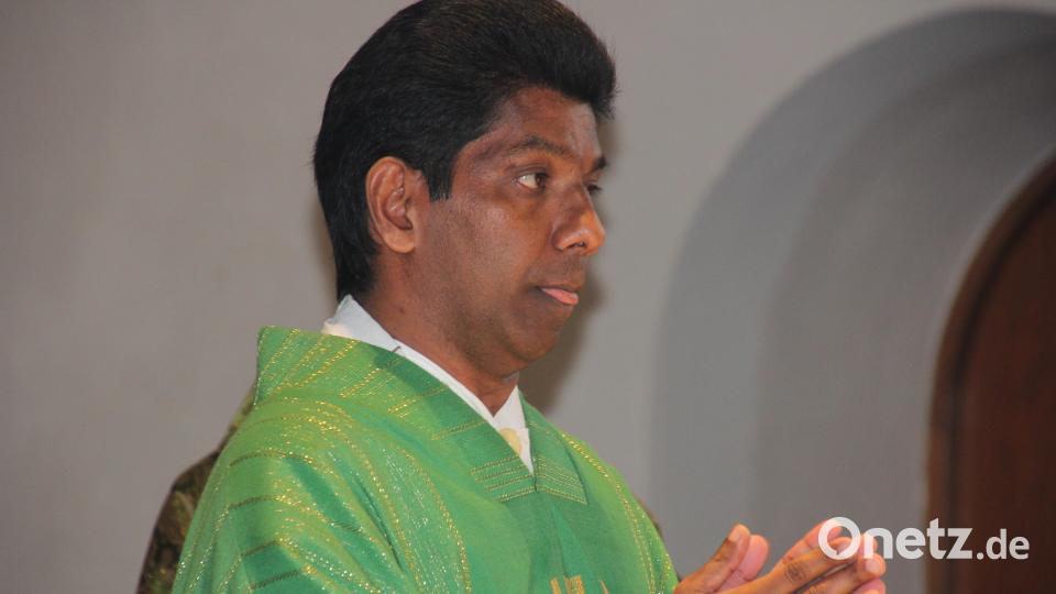 Pfarrvikar Charles John lud nach Deggendorf ein. Bild: kro