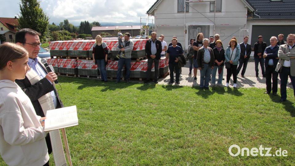 Viele Besucher waren zur Eröffnung des neuen Kinderspielplatzes in Schwarzenbach gekommen. Bild: kro