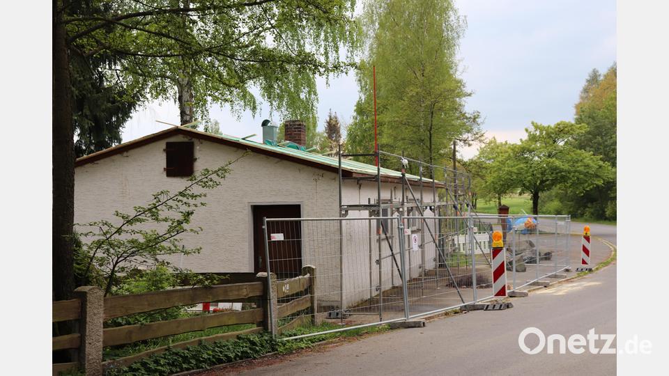 Aktuell finden an der Weiherklause am Großen Weiher Renovierungsarbeiten am Dach statt. Wenn die gesamten Renovierungsarbeiten abgeschossen sind und es die Regelungen in der Corona-Zeit wieder zu lassen, soll nach staatlichen Vorgaben geöffnet werden. Bild: flt