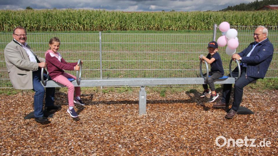 Zwei auf einer Welle: Bürgermeister Alfred Stier und 3. Bürgermeister Gottfried Beer und zwei Kinder aus Schwarzenbach. Bild: kro