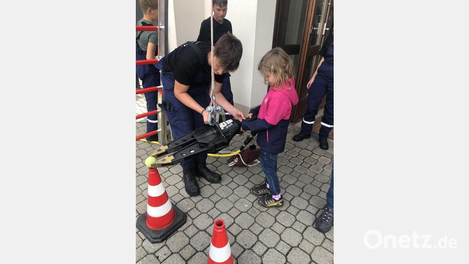 Die jüngsten bekommen Hilfestellung, als sie mit dem Rettungsspreizer einen Tennisball aufnehmen mussten. Bild: sei