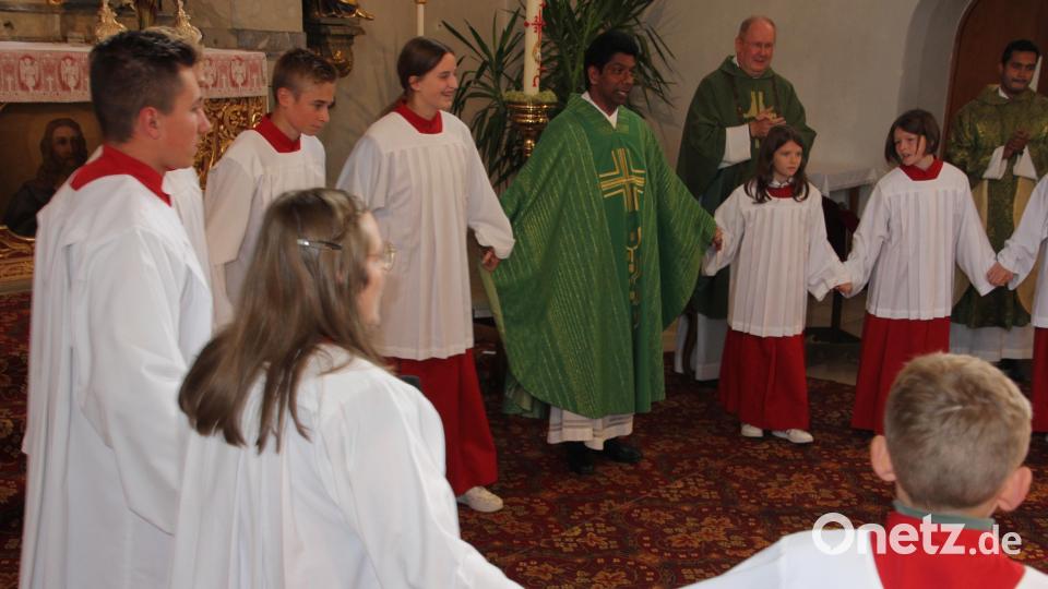 Die Ministranten tanzten beim Abschiedsgottesdienst mit Pfarrvikar Charles John um den Altar. Bild: kro