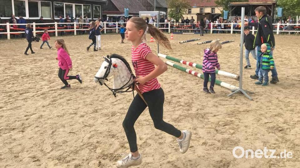 Mit Steckenpferden bei der Hobby-Horse-Quadrille. Bild: hai