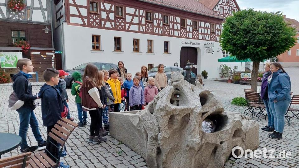 Startpunkt der Laternenwanderung des Frauenbunds Bad Neualbenreuth war der Sagenbrunnen am Marktplatz. Bild: Birgit Lippert/exb