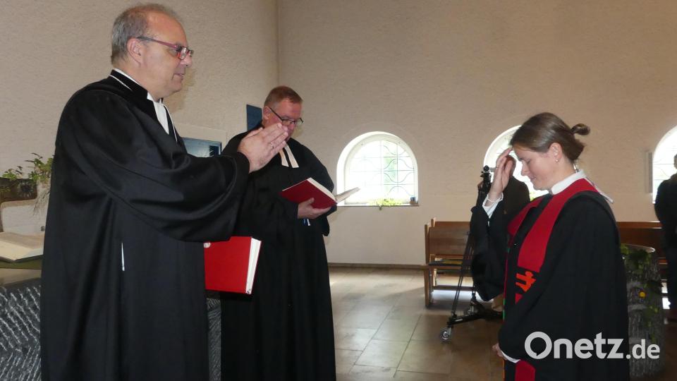 Dekan Thomas Guba entpflichtete Pfarrerin Anne Utz von ihren Aufgaben Bild: rn