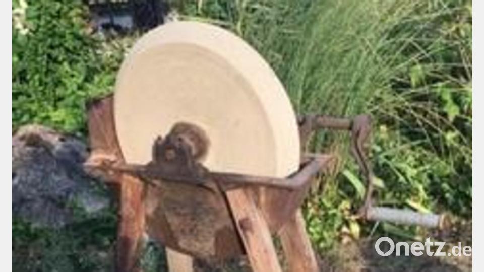 Angeboten wird zum Beispiel dieser alte Schleifbock. Bild: Alois Lehmeier/exb