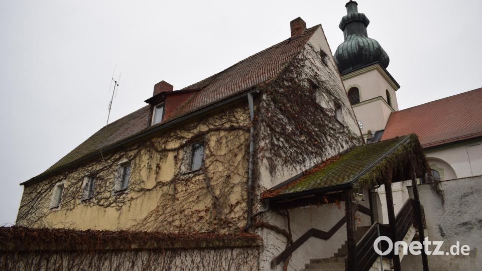 Das denkmalgeschützte und ortsprägende Gebäude direkt neben der Kirche Mariä Himmelfahrt in Beidl soll nicht dem Verfall preisgegeben werden, sind sich Kirche und Kommune einig. Bild: szl