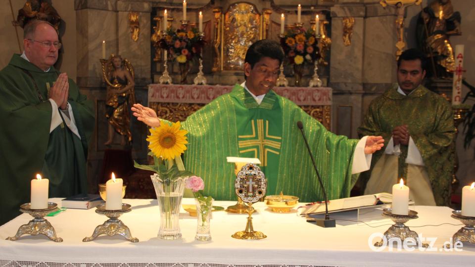 Gottesdienst in Konzelebration: von links Pfarrer Markus Nees, Pfarrvikar Charles John und sein Nachfolger James George. Bild: kro