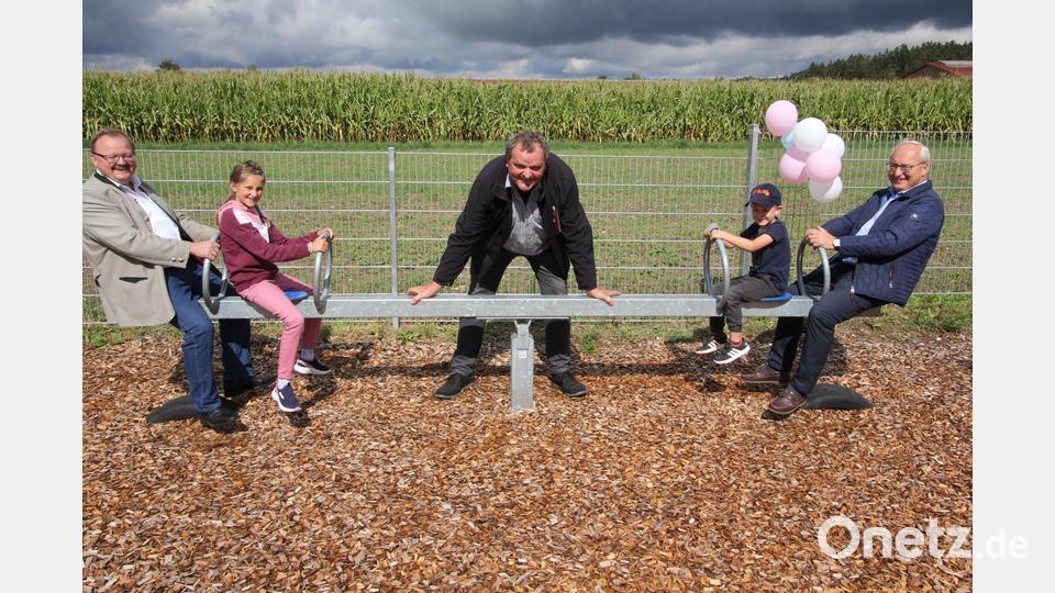 Das Kind im Manne kommt durch. Von links Bürgermeister Alfred Stier, 2. Bürgermeister Michael Schedl und 3. Bürgermeister Gottfried Beer. Bild: kro
