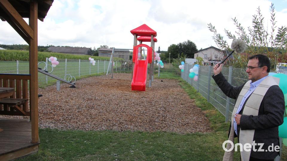 Pfarrer Konrad Amschl erteilte dem Kinderspielplatz den kirchlichen Segen. Bild: kro