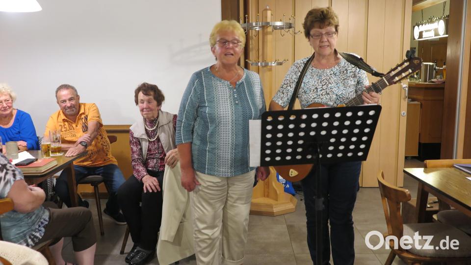 Melodiöse und humorvolle Mundartlieder hatten Edeltraud Frank (links) und Christa Böhm als Vortragsstücke ausgewählt. Bild: jzk