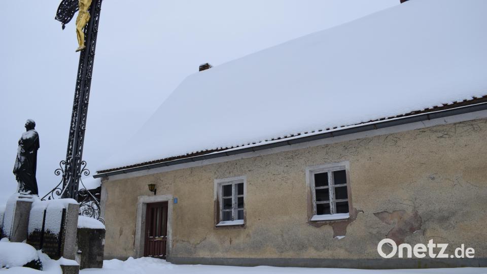 Der Haupteingang des Kooperatorhauses in Beidl in der Leonhardistraße 8 liegt direkt auf dem Friedhofsgelände. Bis Ende 2022 soll das Gebäude fertig saniert sein. Bild: szl
