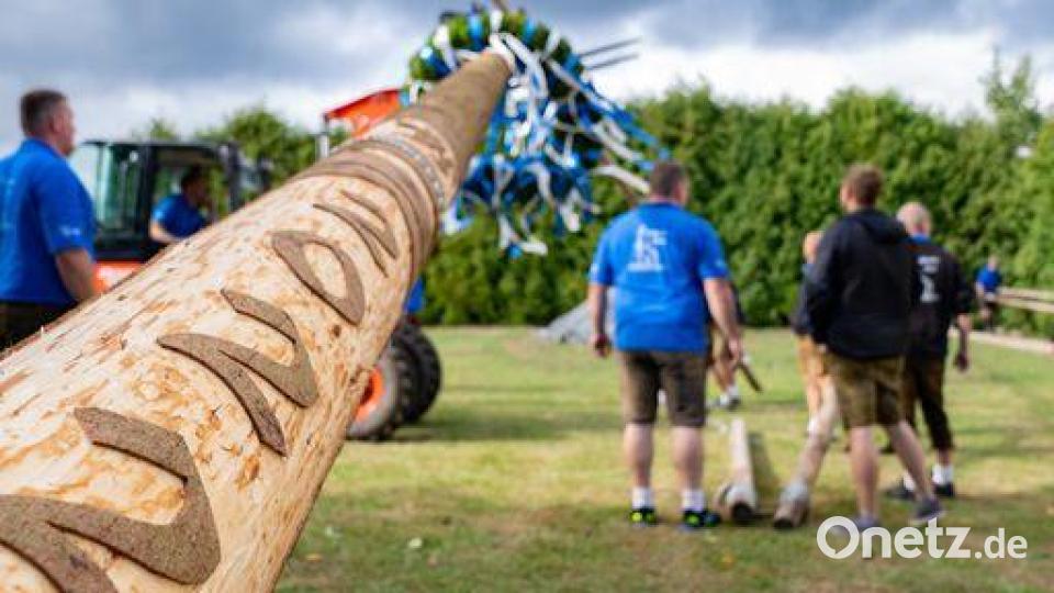 2022 ist der geschmückte Fichtenstamm rund 30 Meter lang. Bild: Markus Ostermeier/exb