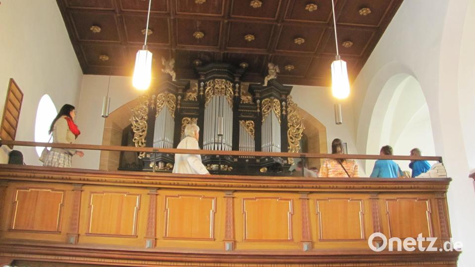 Auf der Empore wird die Orgel besichtigt. Vor allem der alte Blasebalg ist interessant, den früher die Konfirmanden treten mussten, damit die Orgel gespielt werden konnte. Bild: sei