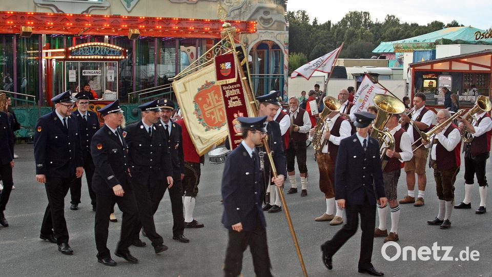 Der Festzug: Die Stadtkapelle geleitet mit Musik die Vereine ins Bierzelt. Bild: R. Kreuzer