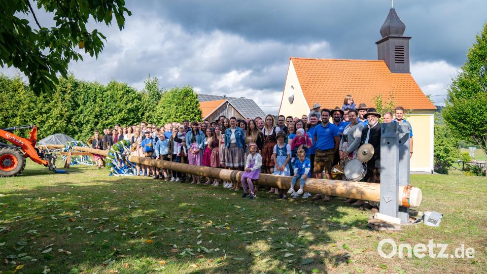 Die Kirwaleid vorm Baumaufstellen. Bild: Markus Ostermeier/exb