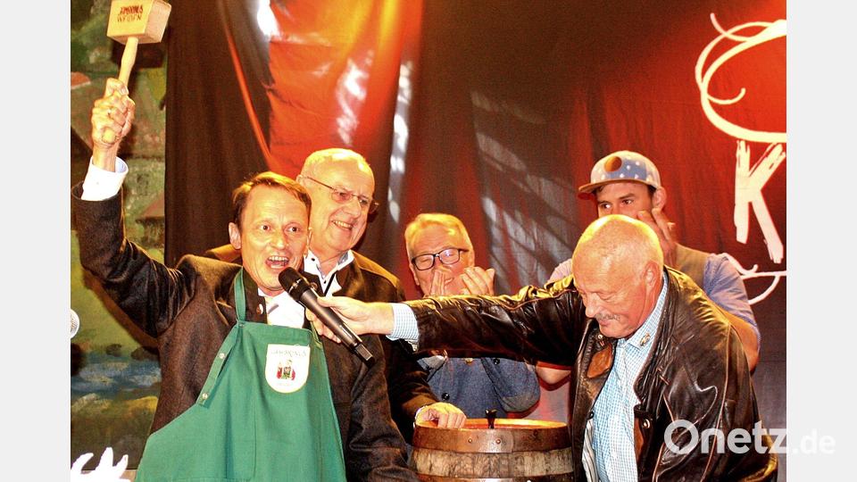 &quot;O&#039;zapft is&#039;&#039;&quot;: OberbürgermeisterJens Meyer (links) lässt den Gerstensaft aus dem Fass laufen. Bild: R. Kreuzer