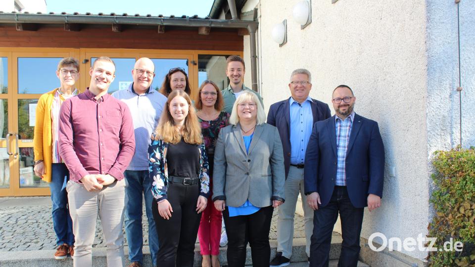 Konrektor Holger König, Realschuldirektor German Helgert und Konrektorin Sandra Hering (von rechts) wünschten den beiden Referendaren Christian Schwarz und Christina Braunschläger (vorne von links) und ihren Betreuungslehrern (dahinter) alles Gute für ihren Unterricht an der Realschule am Tor zur Oberpfalz. Bild: jzk